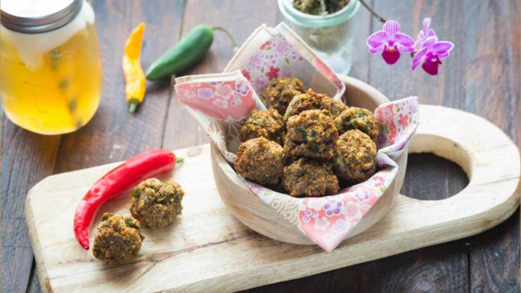 Gâteaux piment servis dans un bol de bois avec des piments frais, apéritif mauricien courant à la table des fêtes