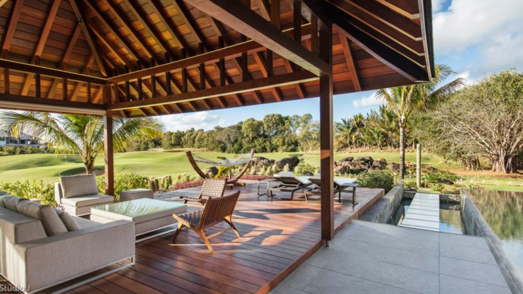 Terrasse d'une villa de luxe avec vue golf et piscine à l'île Maurice