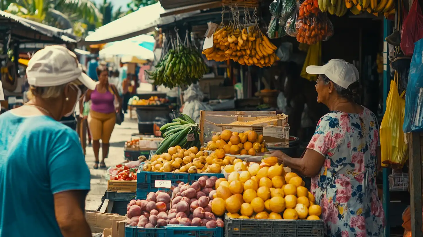 Deux randonneurs de dos face à une vallée verte et aux montagnes de l'intérieur de l'île Maurice