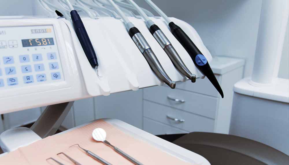 Fauteuil et instruments d'un cabinet dentaire moderne, plateau d'examen au premier plan