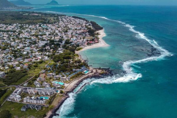 Vue aérienne d'un village côtier de l'ouest de l'île Maurice, entre lagon et montagnes