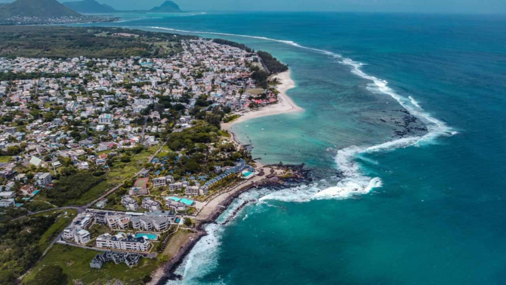 Vue aérienne d'un village côtier de l'ouest de l'île Maurice, entre lagon et montagnes