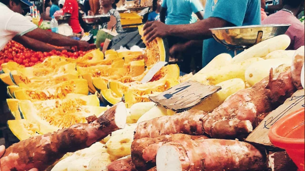 Étal de légumes, potirons et manioc sur un marché de l'île Maurice