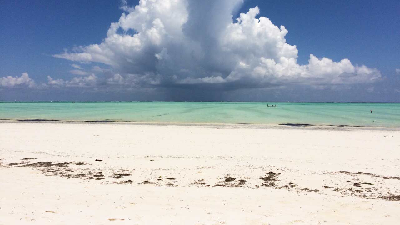 Averse passagère au large du lagon mauricien, un jour de beau temps