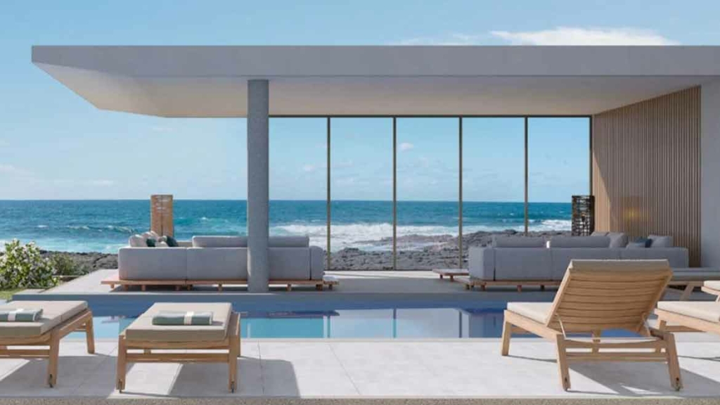 Villa moderne en bord de mer avec piscine et transats face à l'océan à l'île Maurice
