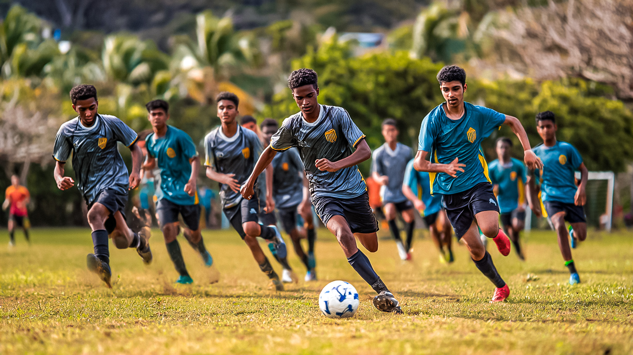 Match de football entre équipes de jeunes sur un terrain à l'île Maurice