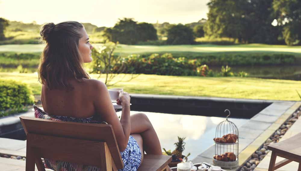 Petit-déjeuner servi sur une terrasse donnant sur un parcours de golf à l'île Maurice, en fin de journée.