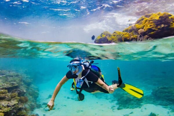 Plongeuse au-dessus du récif dans le lagon peu profond de l'île Maurice