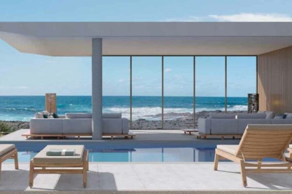Villa contemporaine en bord de mer à l'île Maurice, terrasse et piscine ouvertes sur l'océan et une côte rocheuse.