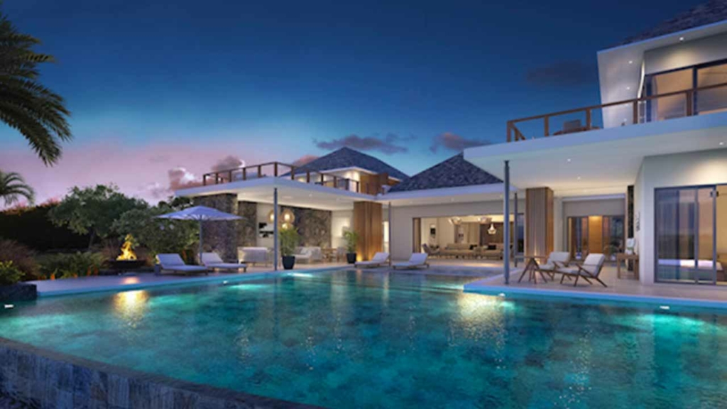 Villa contemporaine éclairée au crépuscule, piscine turquoise et terrasses en enfilade