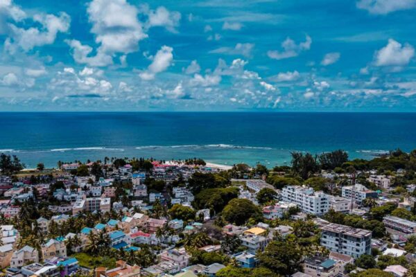 Quartiers résidentiels d'une ville côtière de l'île Maurice vus du ciel